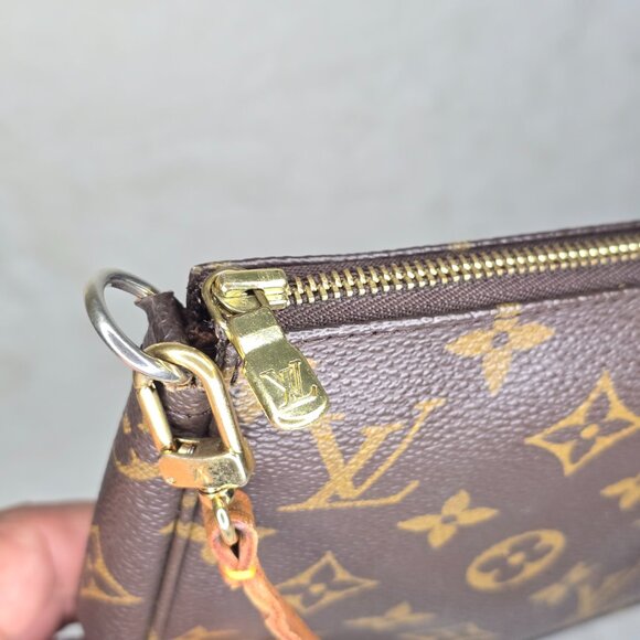 LOUIS VUITTON Monogram Pochette Accessoires - Picture 5 of 12